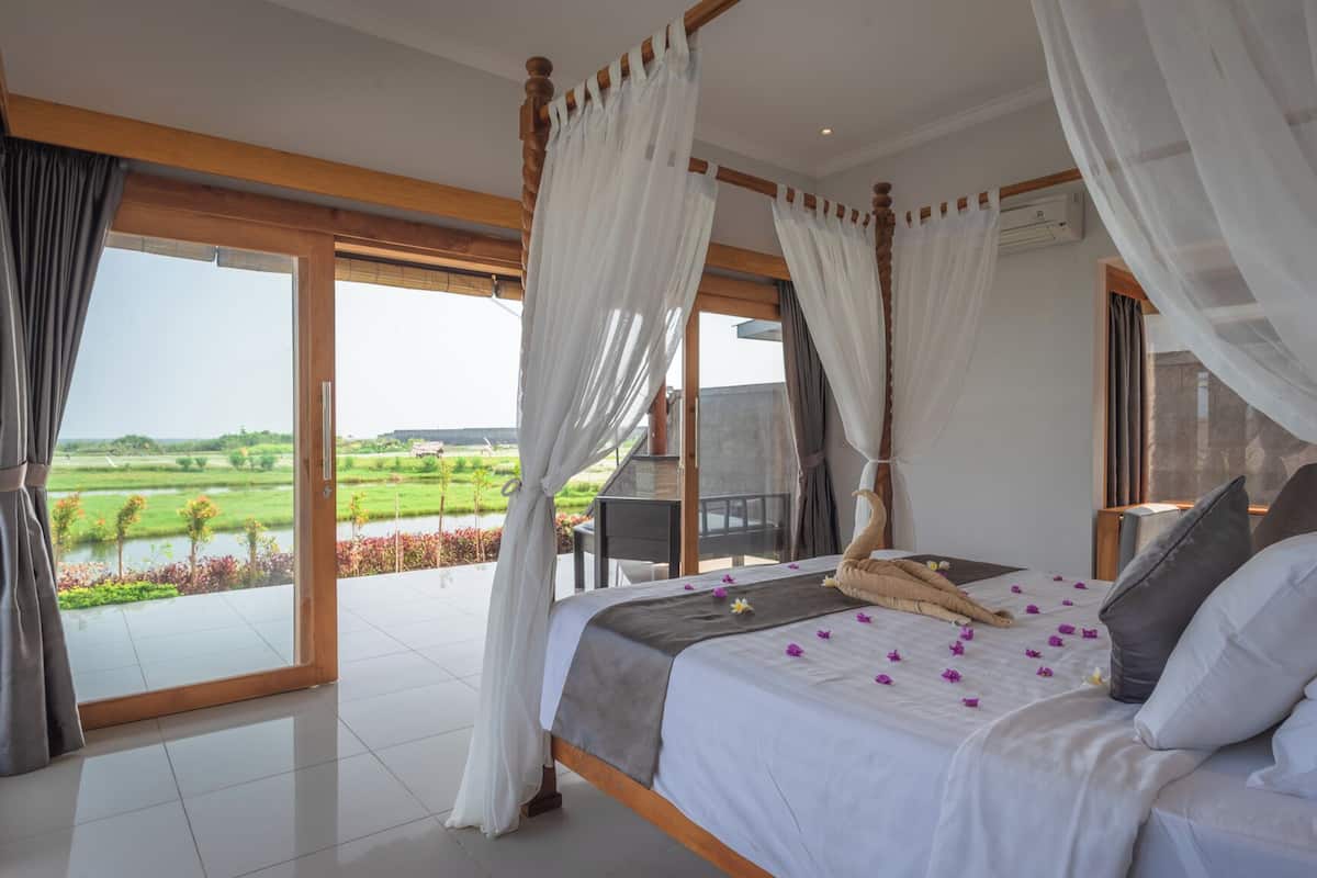 Chambre, 1 très grand lit, piscine privée, vue mer