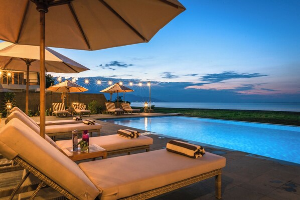 6 indoor pools, outdoor pool