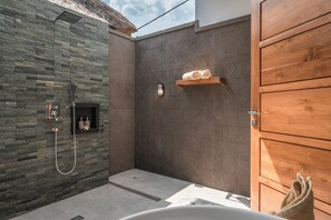 Suite Sea View | Bathroom | Free toiletries, hair dryer, bathrobes, slippers - The Manik Kalisada (Seririt)