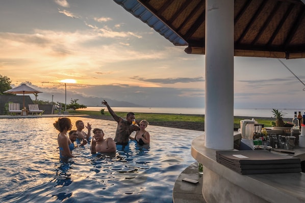 6 piscinas cubiertas, una piscina al aire libre