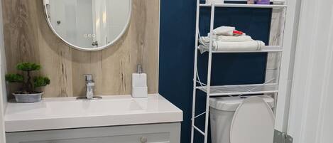 Toallas, jabón y papel higiénico