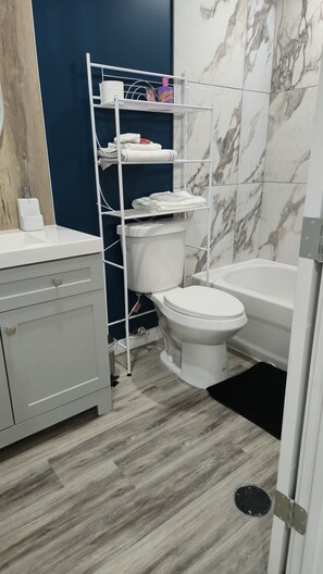 Toallas, jabón, papel de baño