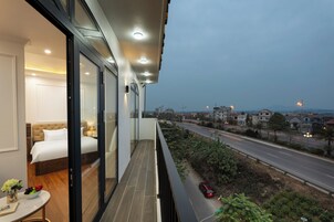 Eenvoudige tweepersoonskamer, balkon, uitzicht op stad | Exterieur