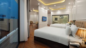 Una habitación de hotel moderna con una cama grande, un escritorio, una silla y un televisor.