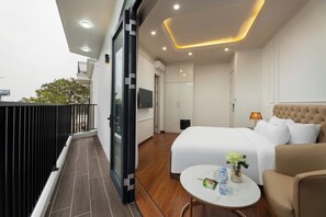 基础双人房, 阳台, 城市景观 | 办公桌、免费 WiFi、床单