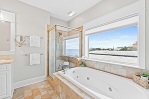 Dusche, Whirlpool, Haartrockner, Handtücher