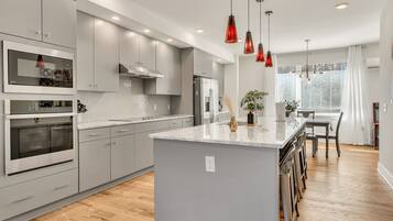 Geladeira, micro-ondas, fogão, cooktop