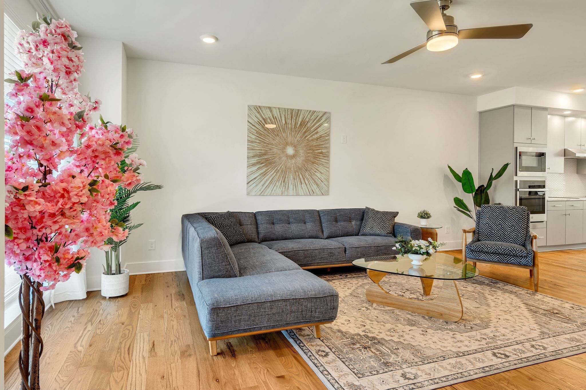 Een smart-tv en boeken