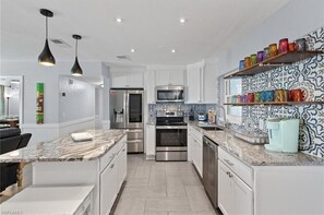 Kylskåp, mikrovågsugn, ugn och spishäll