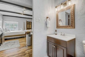 Chuveiro, secador de cabelo, toalhas de banho 