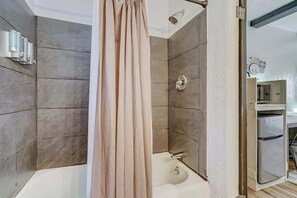 Douche, séchoir à cheveux, serviettes fournies