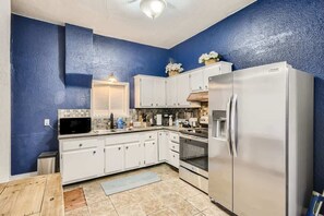 Fridge, microwave, oven, stovetop - 2 Bedroom Cottage Minutes From Garden of the Gods (Colorado Springs)