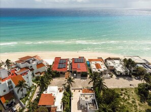 Playa en los alrededores, camastros y toallas de playa 