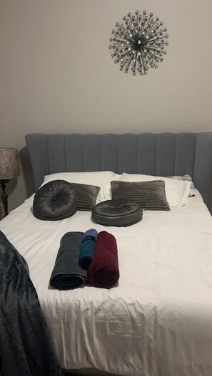 1 habitación, tabla de planchar con plancha, wifi y ropa de cama