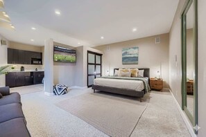 6 bedrooms, iron/ironing board, travel cot, WiFi - Luxury Mountain Views | HotTub, Theater, Sleep 20+ (Colorado Springs)