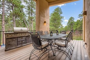 Outdoor dining - Luxury Mountain Views | HotTub, Theater, Sleep 20+ (Colorado Springs)