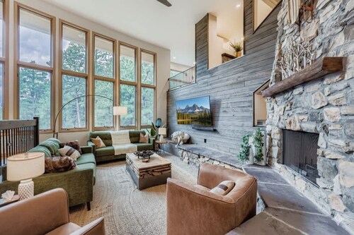 Luxury Mountain Views | HotTub, Theater, Sleep 20+