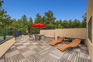 Outdoor dining - Luxury Mountain Views | HotTub, Theater, Sleep 20+ (Colorado Springs)