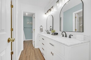 Sèche-cheveux, serviettes fournies, savon, papier toilette