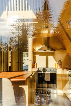 Jääkaappi, uuni, liesi, astianpesukone