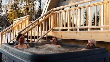 Banyera d'hidromassatge a l'aire lliure