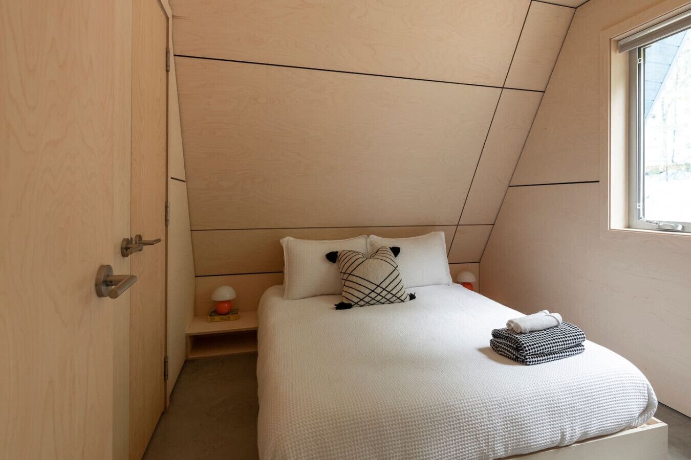 Travel cot, WiFi, bed sheets