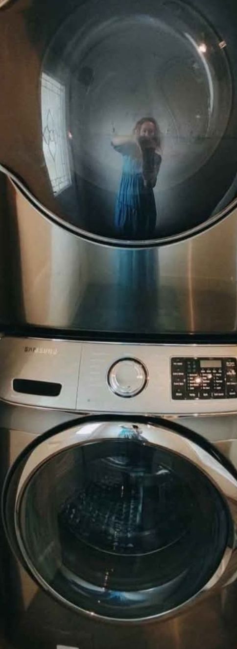 Un appareil combiné lave-linge et sèche-linge, de type « empilable », doté d’un panneau de commande et d’une porte circulaire.