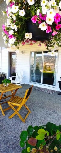 Charming 2-bedroom suite in Lake Country with AC, WiFi. 