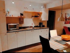 Fridge, oven, stovetop, dishwasher - Charming 2-bedroom suite in Lake Country with AC, WiFi.  (Lake Country)