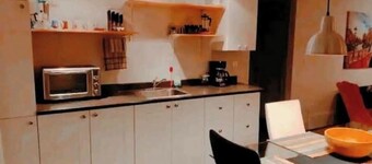 Charming 2-bedroom house in Lake Country with AC, WiFi.
