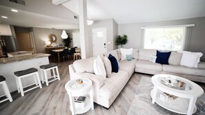 Smart-TV, Kamin, Tischtennisplatte, Bücher