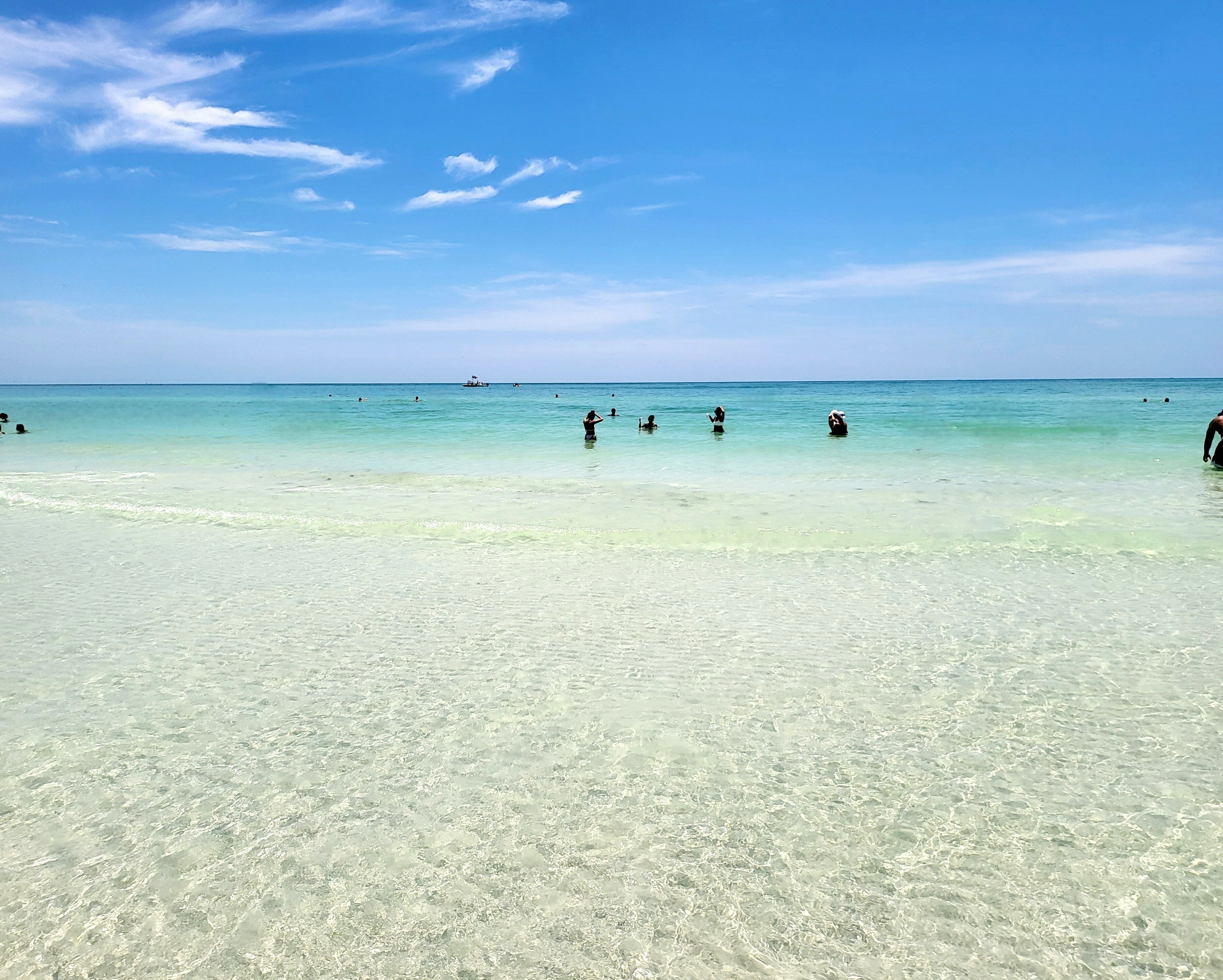 Beach nearby, sun-loungers, beach towels