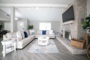 Smart-TV, Kamin, Tischtennisplatte, Bücher