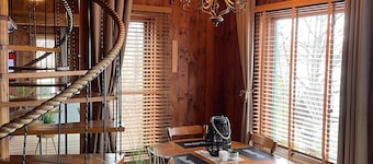Chalet rustique au bord de la rivière St-Maurice, bâteau, ski, motoneige