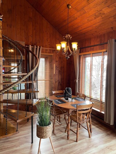 Chalet rustique au bord de la rivière St-Maurice, bâteau, ski, motoneige
