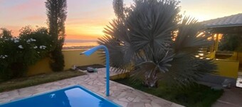 House with heated pool for up to 16 people close to the beach.