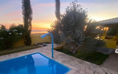 House with heated pool for up to 16 people close to the beach.
