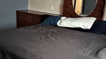 5 habitaciones, escritorio, tabla de planchar con plancha y wifi