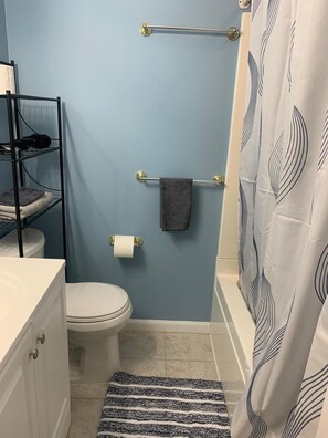 Haartrockner, Handtücher, Seife, Toilettenpapier