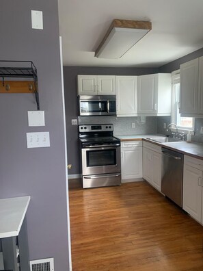 Private kitchen - Charming 4-bedroom house with AC and WiFi in enchanting Hagerstown (Hagerstown)