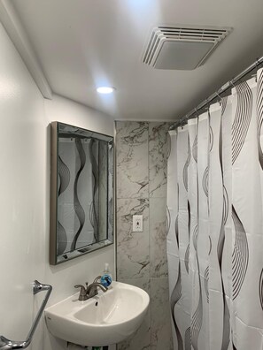 Haartrockner, Handtücher, Seife, Toilettenpapier
