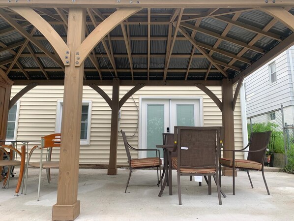 Outdoor dining - Charming 4-bedroom house with AC and WiFi in enchanting Hagerstown (Hagerstown)