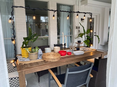 Outdoor dining. 4-bedroom Home with AC and WiFi in awesome Humble