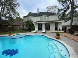Outdoor pool - 4-bedroom Home with AC and WiFi in awesome Humble (Humble)