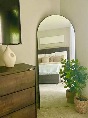 4 bedrooms, desk, iron/ironing board, WiFi