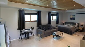 TV, books - Mindarie Beachside Studio in the coastal suburb of Mindarie, close to the Marina (Mindarie)