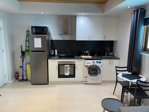 Fridge, microwave, oven, stovetop - Mindarie Beachside Studio in the coastal suburb of Mindarie, close to the Marina (Mindarie)