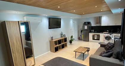 Mindarie Beachside Studio in the coastal suburb of Mindarie, close to the Marina