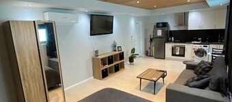 Mindarie Beachside Studio in the coastal suburb of Mindarie, close to the Marina