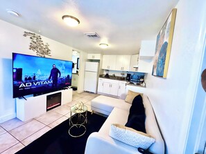 TV connectée, cheminée, jeux vidéo, chaîne hi-fi